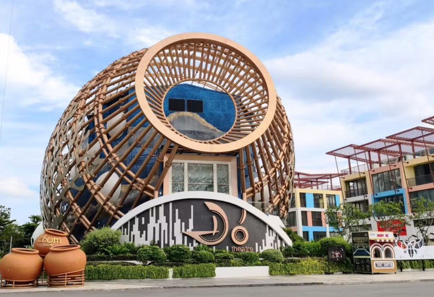 Nhà hát Đó (Phường Bắc Nha Trang) có kiến trúc độc đáo là nơi tổ chức nhiều chương trình nghệ thuật, văn hóa và giải trí đặc sắc dành cho du khách khi đến Khánh Hòa.