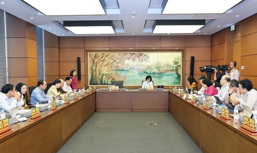 Đoàn đại biểu Quốc hội thành phố Hà Nội thảo luận ở tổ. 