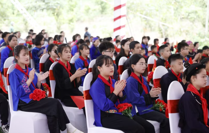 Học sinh trong lễ khởi công trường nội trú.
