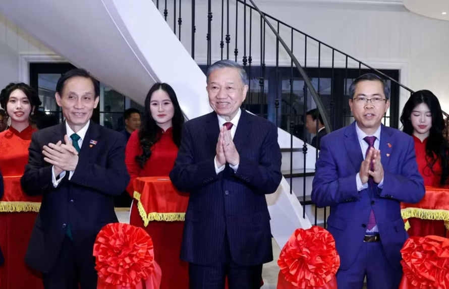 Tổng Bí thư, Chủ tịch nước Tô Lâm và các đại biểu thực hiện nghi thức cắt băng khánh thành Nhà Việt Nam tại Australia.