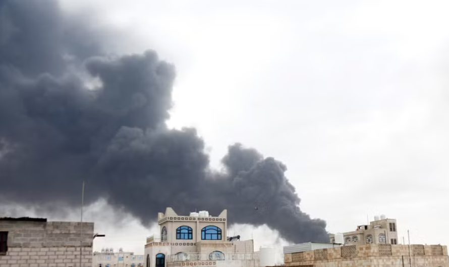 Khói bốc lên từ địa điểm ở Sanaa, Yemen sau cuộc không kích của Israel, ngày 6/5/2025