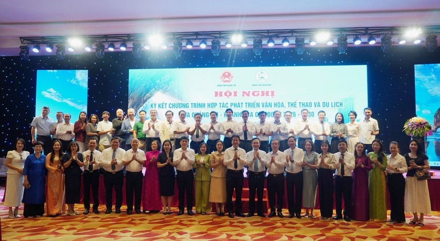 Đại biểu hai tỉnh Quảng Trị - Khánh Hòa tham dự hội nghị chụp ảnh lưu niệm.