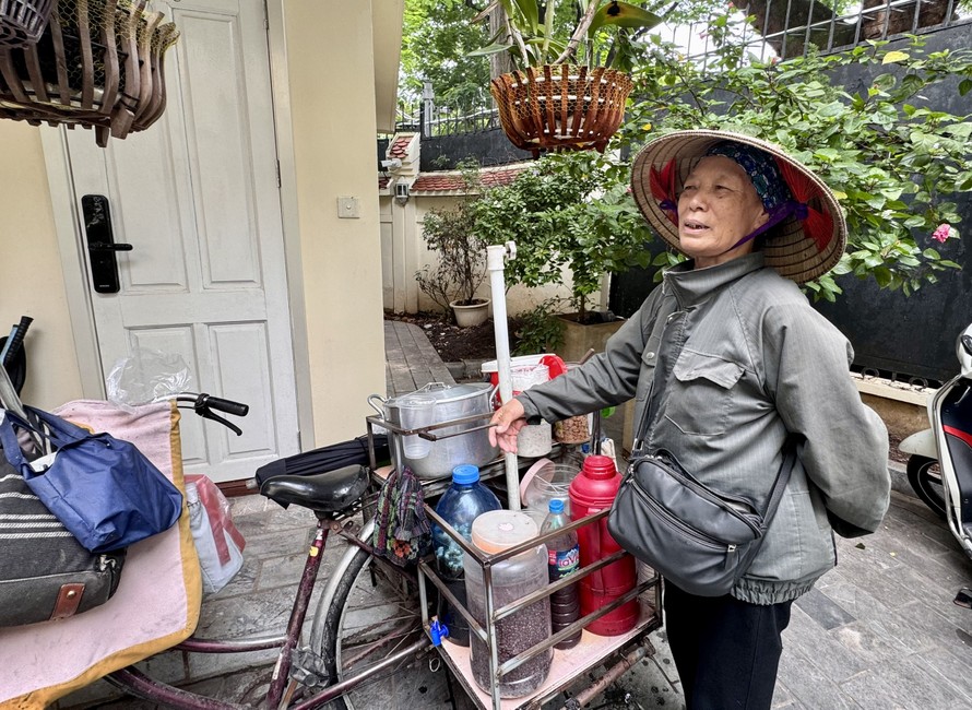 Bà Trần Thị Thơm với gánh hàng rong ruổi trên những con phố Hà Nội.