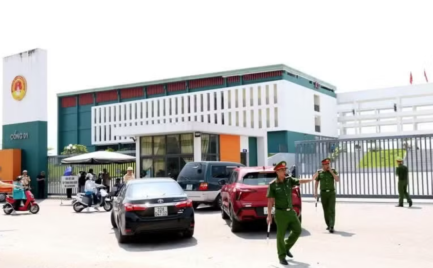 Lực lượng an ninh thực hiện công tác đảm bảo an ninh trật tự tại điểm thi trường Chuyên Tuyên Quang.