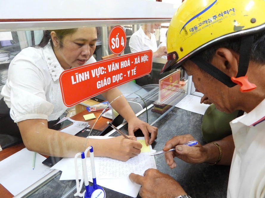 Người dân được chuyên viên hướng dẫn cụ thể trong quá trình thực hiện thủ tục hành chính tại xã Lệ Thủy. Ảnh: Hoàng Anh