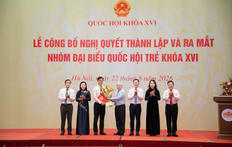 Phó Chủ tịch Thường trực Quốc hội Đỗ Văn Chiến tặng hoa Ban Thường trực Nhóm đại biểu Quốc hội trẻ khóa XVI. 