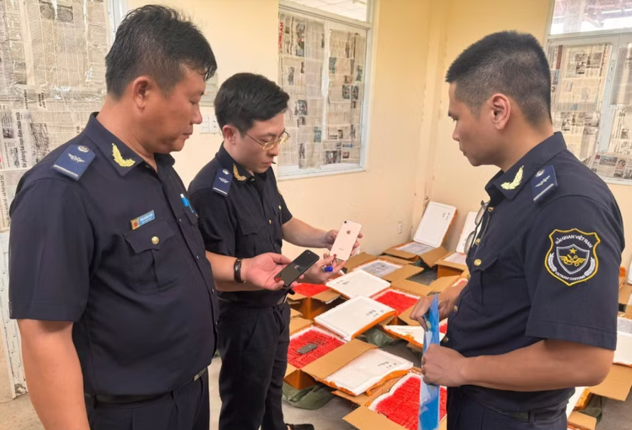 Lực lượng Hải quan tiến hành kiểm tra đối với lô hàng điện thoại di động quá cảnh nghi vấn đã qua sử dụng không thể hiện xuất xứ. 