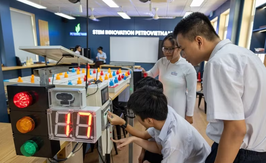 Trải nghiệm vận hành hệ thống đèn tín hiệu thông minh trong phòng thí nghiệm STEM.