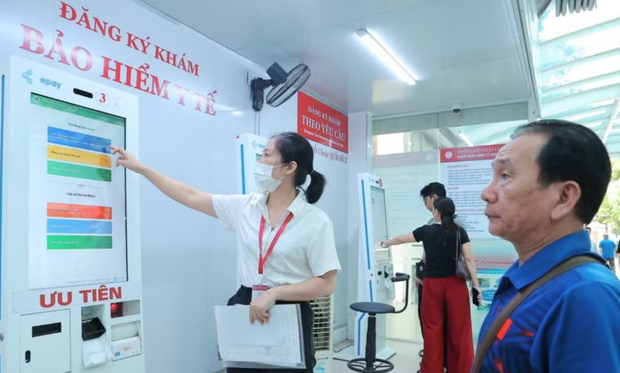 Người dân đăng ký khám bệnh bảo hiểm y tế tại bệnh viện đa khoa Xanh Pôn (Hà Nội).