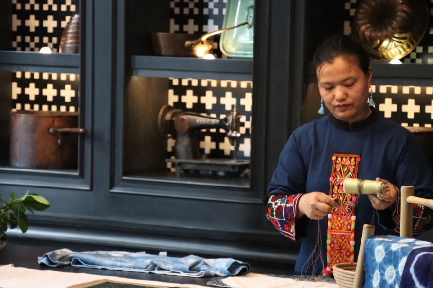 Chị Trần Thị Hiền tại Workshop nhuộm chàm