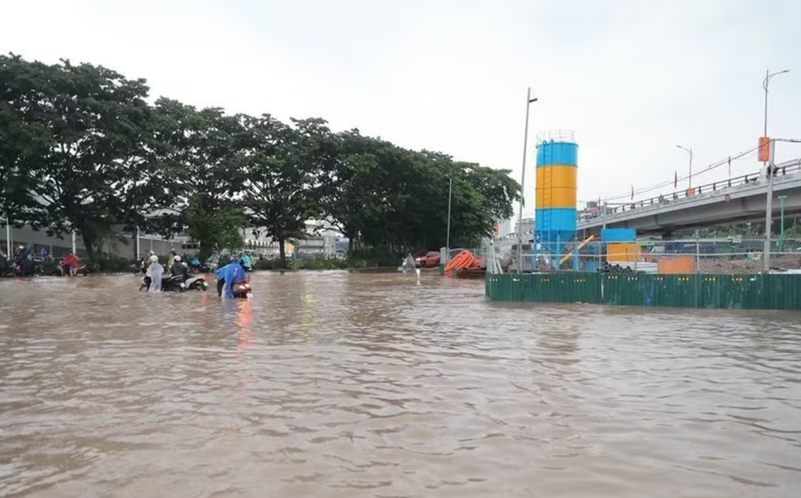 Ngập cục bộ trên phố Đàm Quang Trung sau cơn mưa lớn tại Hà Nội. 