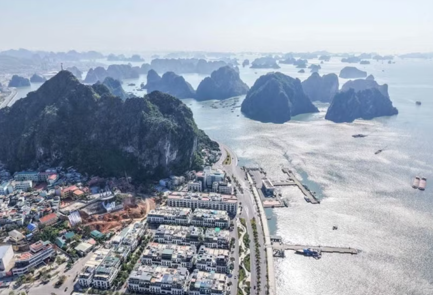 Quang cảnh tuyệt đẹp của thành phố Hạ Long với các đảo trên Vịnh Hạ Long bao bọc phía ngoài. 
