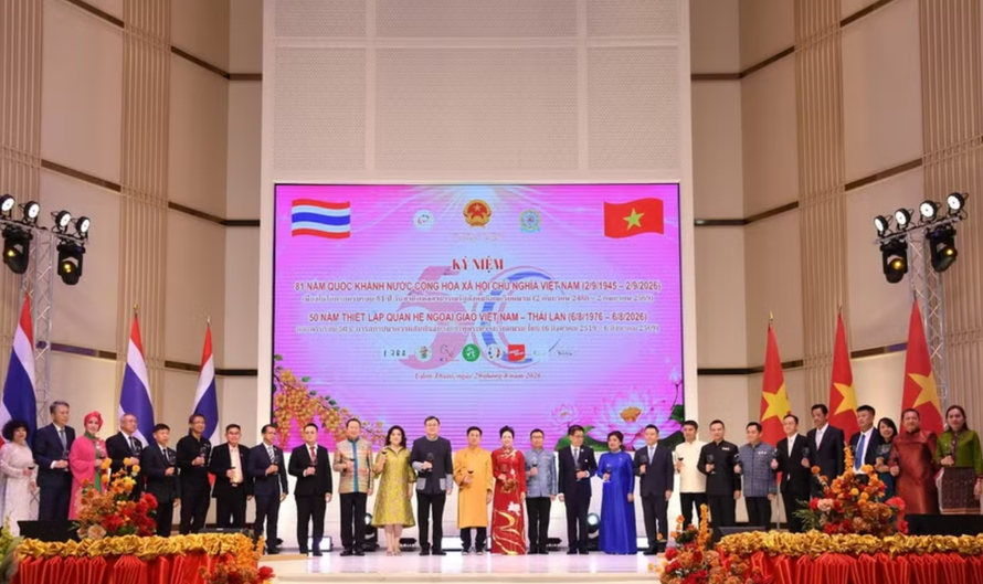 Tổng Lãnh sự Đinh Hoàng Linh cùng các vị khách mời, đại diện kiều bào nâng ly chúc mừng.