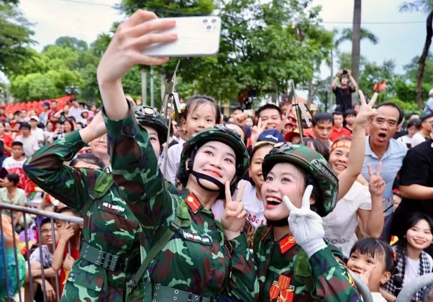 Các nữ chiến sỹ thông tin chụp ảnh kỷ niệm với người dân Hà Nội trước giờ tổng hợp luyện sự kiện A80. 