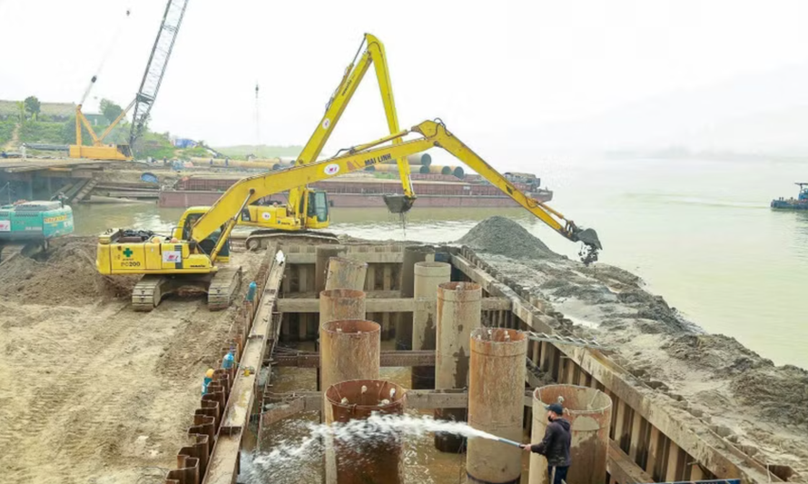 Công nhân thi công cầu Thượng Cát. 
