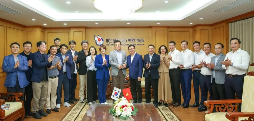 Các đại biểu chụp ảnh kỷ niệm.