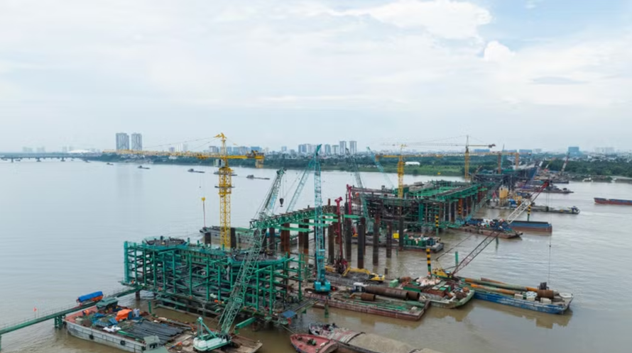 Dự án cầu Trần Hưng Đạo đang được chủ đầu tư và nhà thầu đẩy nhanh tiến độ thi công.
