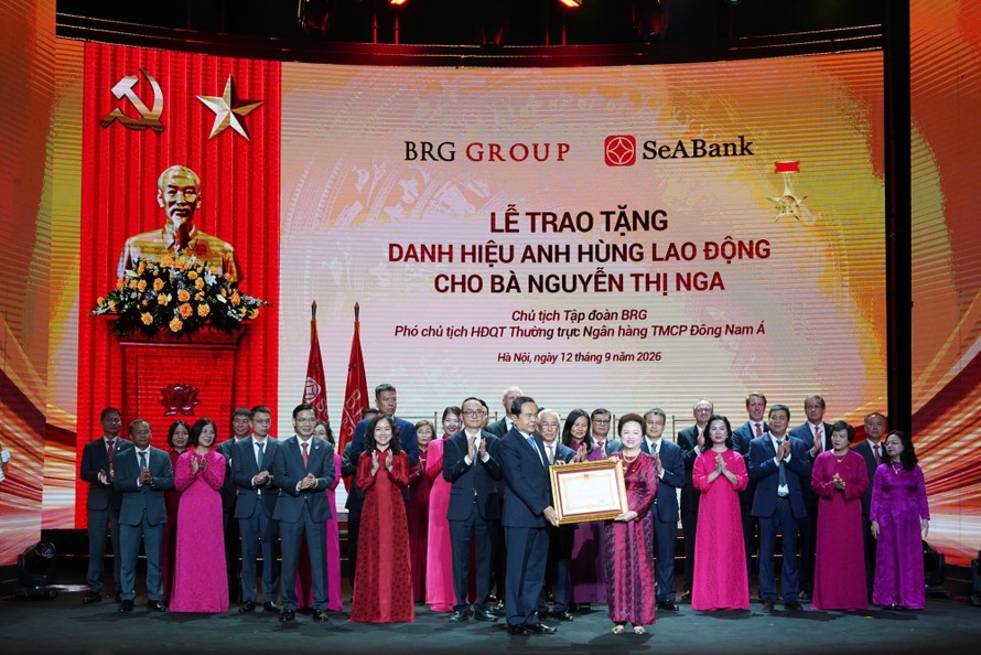 Đồng chí Trần Thanh Mẫn – Chủ tịch Quốc hội trao tặng danh hiệu Anh hùng Lao động thời kỳ đổi mới cho Bà Nguyễn Thị Nga – Chủ tịch Tập đoàn BRG.