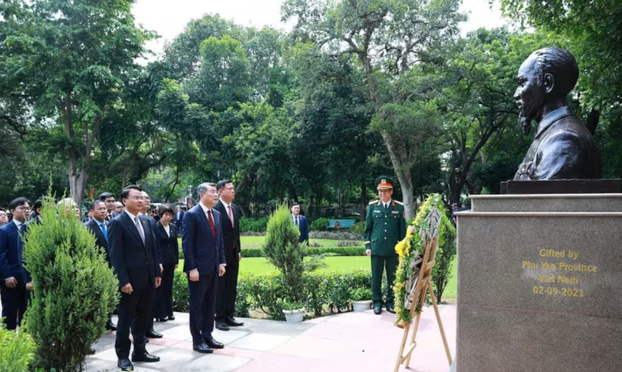 Thủ tướng Lê Minh Hưng dâng hoa tại Tượng Chủ tịch Hồ Chí Minh ở thủ đô New Delhi.