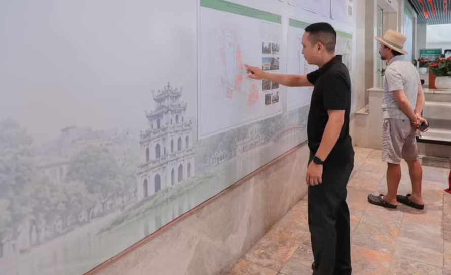 Người dân nghiên cứu kỹ các nội dung đóng góp cho quy hoạch hồ Gươm.