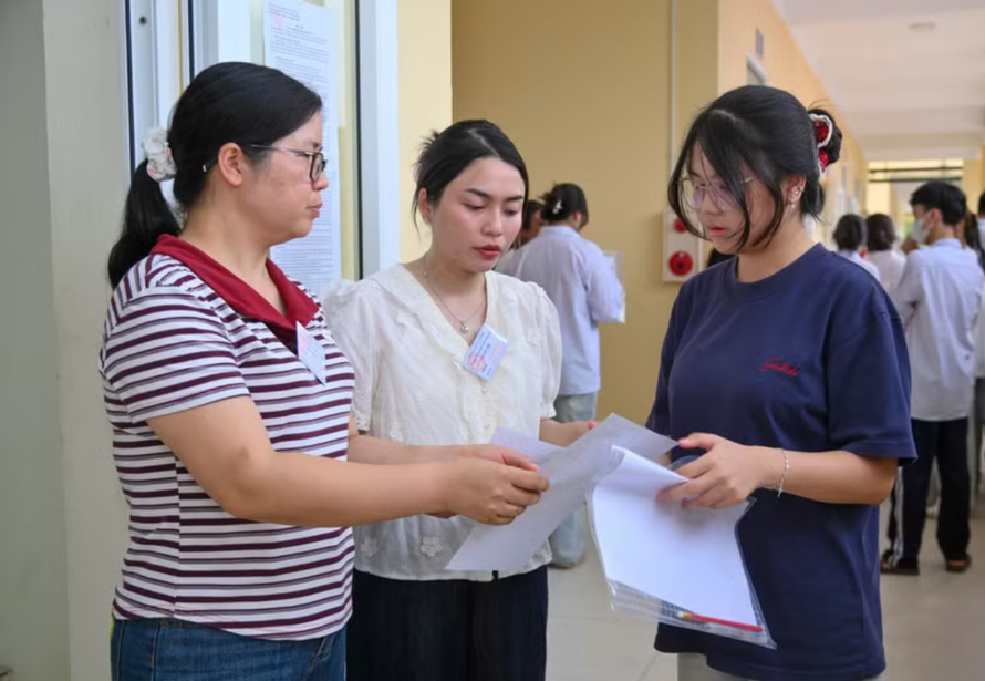 Thí sinh làm thủ tục dự thi tại điểm thi Trường Trung học phổ thông A Thanh Liêm, tỉnh Ninh Bình.