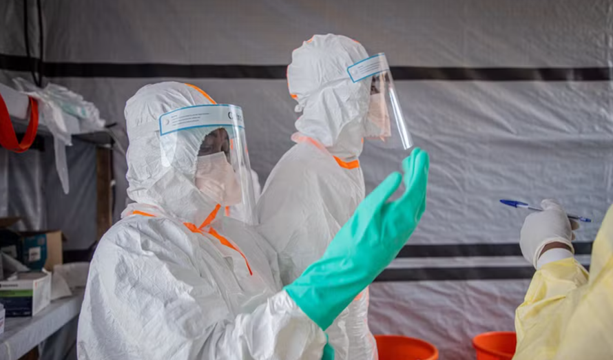 Nhân viên y tế làm việc tại trung tâm điều trị Ebola ở Bunia, tỉnh Ituri, CHDC Congo. 