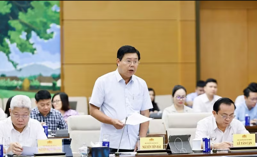 Bộ trưởng Bộ Nội vụ Nguyễn Tiến Hải thuyết trình về nội dung cơ bản của dự thảo. 