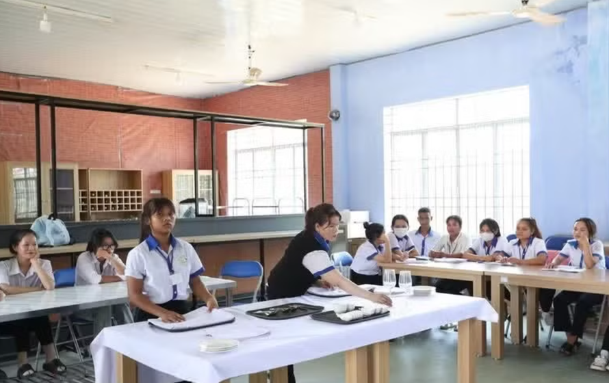 Học sinh lớp Nghiệp vụ nhà hàng K7 - Trường Trung cấp nghề dân tộc nội trú Khánh Vĩnh, Khánh Hòa trong giờ thực hành.