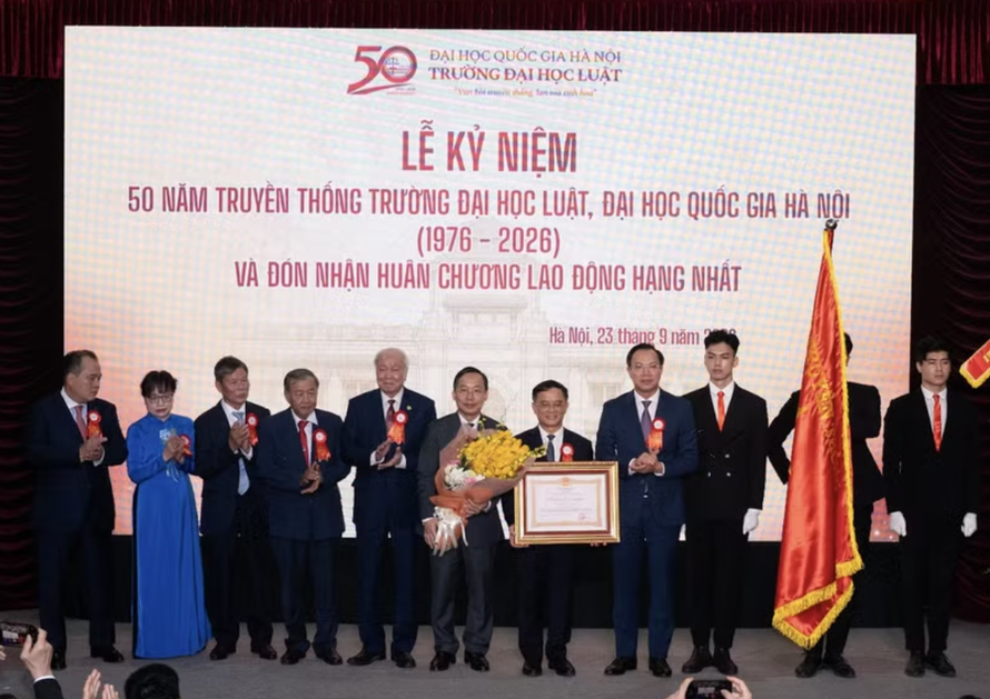 Trường Đại học Luật, Đại học Quốc gia Hà Nội đón nhận Huân chương Lao động hạng Nhất.