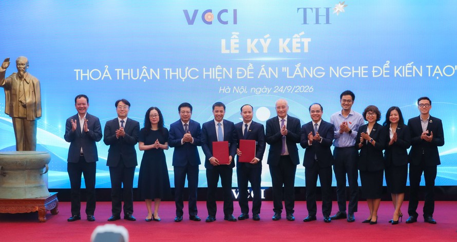 Các đại biểu tham dự Lễ ký kết hợp tác giữa VCCI và Tập đoàn TH chụp ảnh lưu niệm, chính thức khởi động Đề án “Lắng nghe để Kiến tạo"