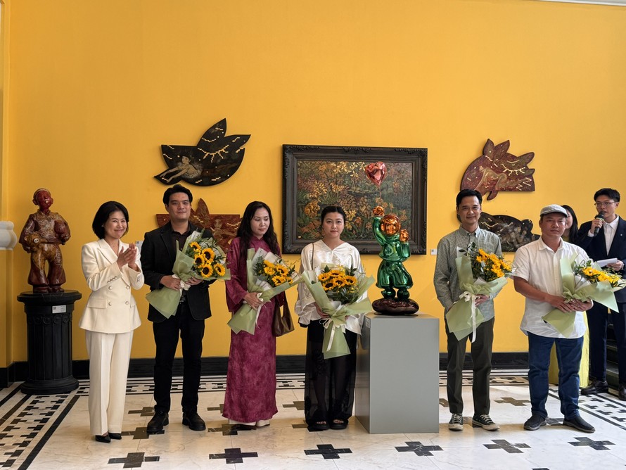 Nhóm tác giả tham gia triển lãm.