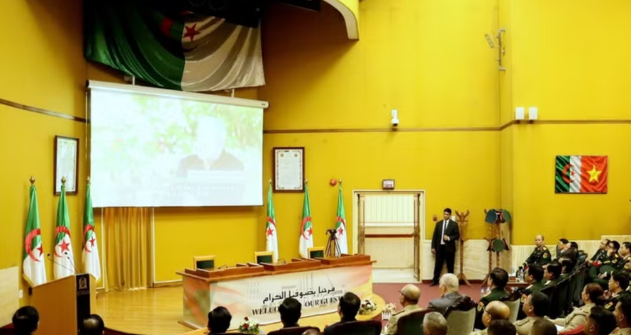 Đoàn đại biểu chính trị cấp cao Quân đội Nhân dân Việt Nam, một số sỹ quan quân đội Algeria và kiều bào Việt Nam tại Algeria xem bộ phim tài liệu “Việt Nam-Algeria: Xa mà gần”.