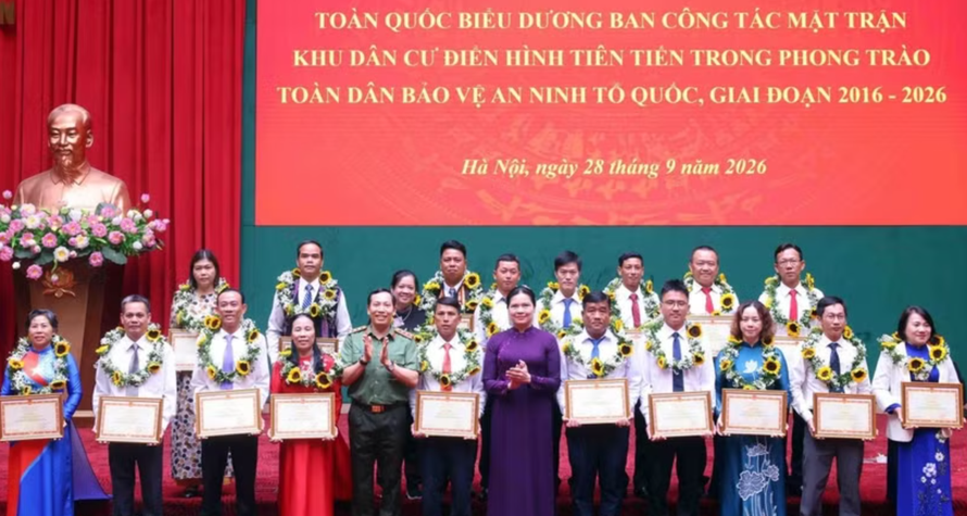 Thượng tướng Lê Văn Tuyến, Thứ trưởng Bộ Công an và Phó Chủ tịch, Tổng Thư ký Ủy ban Trung ương Mặt trận Tổ quốc Việt Nam Hà Thị Nga trao Bằng khen của Bộ trưởng Bộ Công an cho các tập thể và cá nhân điển hình tiên tiến trong phong trào toàn dân bảo vệ An ninh Tổ quốc, giai đoạn 2016-2026.