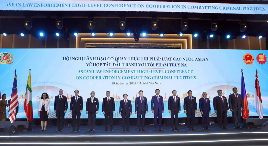 Bộ trưởng Lương Tam Quang với trưởng đoàn các nước ASEAN tại hội nghị.