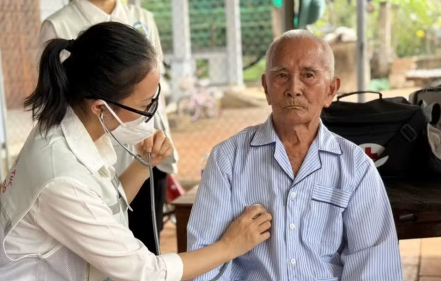 Bác sỹ khám bệnh cho người cao tuổi. 