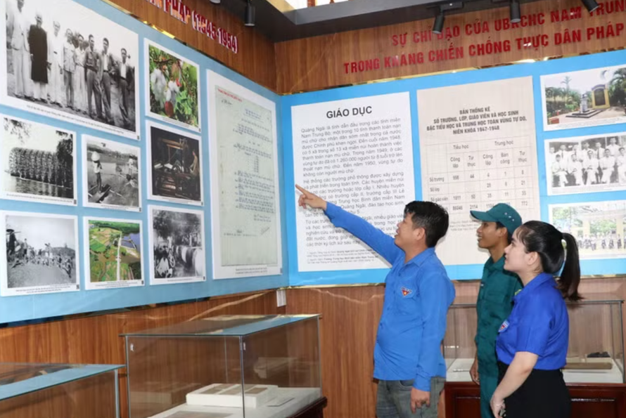 Tuổi trẻ Quảng Ngãi tham quan, tìm hiểu về cuộc đời sự nghiệp cụ Huỳnh thông qua tranh ảnh tại Nhà lưu niệm cụ Huỳnh Thúc Kháng ở xã Nghĩa Hành.