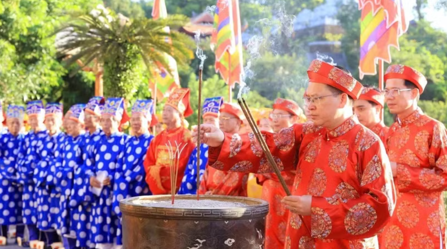 Nghi lễ dâng hương tưởng niệm.