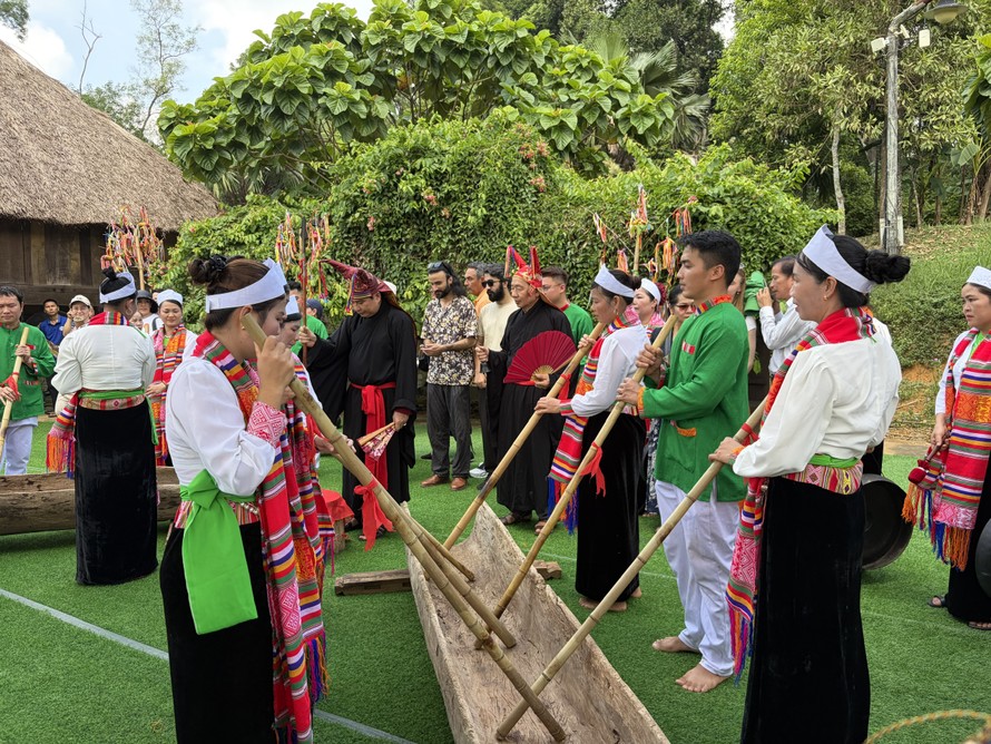 Không gian sinh hoạt truyền thống thu hút sự quan tâm của đông đảo du khách.