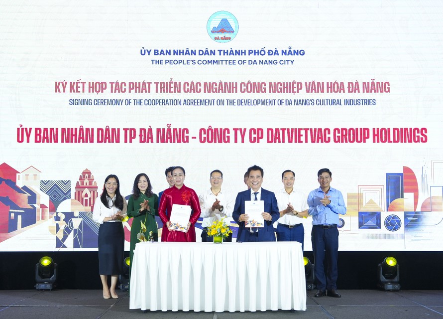 Bà Nguyễn Thị Anh Thi – Thành ủy viên, Phó Chủ tịch UBND thành phố Đà Nẵng và ông Đinh Bá Thành – Chủ tịch sáng lập DatVietVAC ký kết biên bản ghi nhớ.
