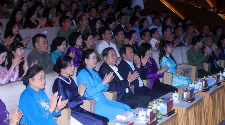 Chủ tịch Quốc hội Trần Thanh Mẫn cùng các đại biểu tham dự Chương trình.