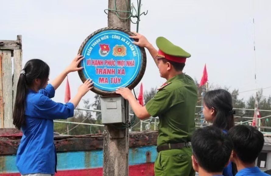 Lực lượng Công an và thanh niên xã Quỳnh Phú (Nghệ An) triển khai lắp đặt panô, ápphích tuyên truyền phòng chống ma túy tại các thôn, xóm.