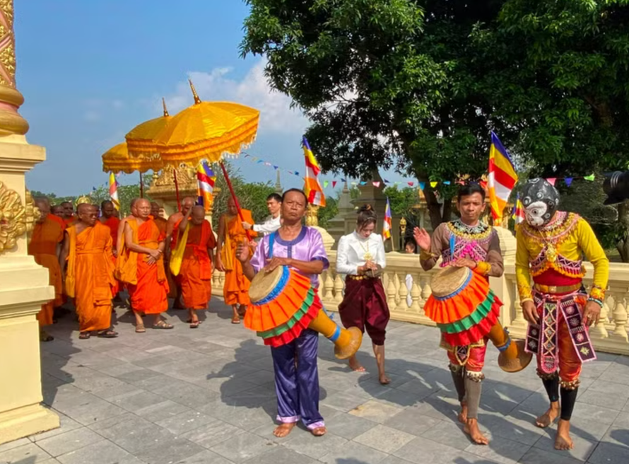 Tháng 10 mở ra cơ hội để du khách bước vào đời sống văn hóa của nhiều cộng đồng. 