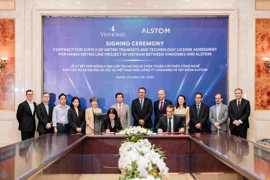 Bà Nguyễn Thu Hằng - Tổng Giám đốc Vinhomes (trái) và Ông Yann Maixandeau Giám đốc điều hành Alstom khu vực Đông Á, ký hợp đồng hợp tác giữa hai bên.