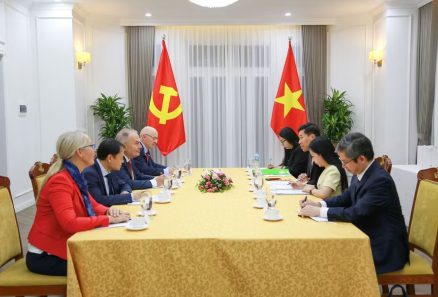 Ông Nguyễn Mạnh Cường, Ủy viên Trung ương Đảng, Phó Bí thư Thường trực Đảng ủy, Thứ trưởng Bộ Ngoại giao đã hội đàm với ông Thurmer Gyula, Chủ tịch Đảng Công nhân Hungary.