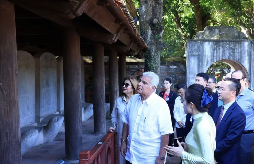 Tổng thống Cộng hòa Panama José Raúl Mulino và Phu nhân nghe giới thiệu về bia tiến sỹ. 