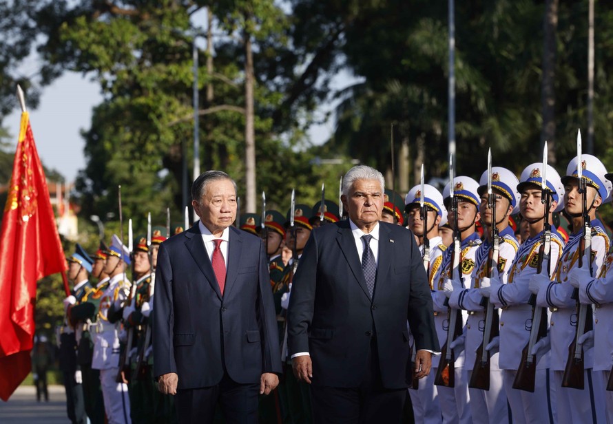 Tổng Bí thư, Chủ tịch nước Tô Lâm và Tổng thống Panama José Raúl Mulino duyệt đội danh dự. Ảnh: TTXVN