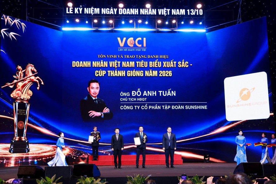 Doanh nhân Đỗ Anh Tuấn, Chủ tịch HĐQT Tập đoàn Sunshine đón nhận danh hiệu Doanh nhân Việt Nam tiêu biểu xuất sắc – Cúp Thánh Gióng 2026 do Phó Thủ tướng Thường trực Chính phủ Phạm Gia Túc và Chủ tịch VCCI Hồ Sỹ Hùng trao tặng.