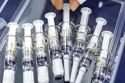 Pháp cảnh giác nguy cơ bùng dịch cúm và COVID-19 trong mùa đông