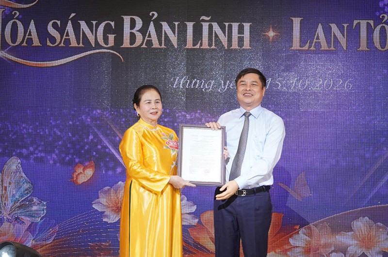 Chủ tịch Hội Doanh nhân nữ tỉnh Hưng Yên Hoàng Thị Phương đón nhận Quyết định đổi tên của UBND tỉnh