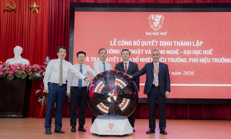 Các đại biểu ấn nút ra mắt thành lập Trường Kỹ thuật và Công nghệ - Đại học Huế.